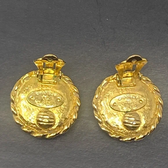 Chanel Vintage 1985 Gold Tone Faux Pearl Clip Earrings - Picture 8 of 16